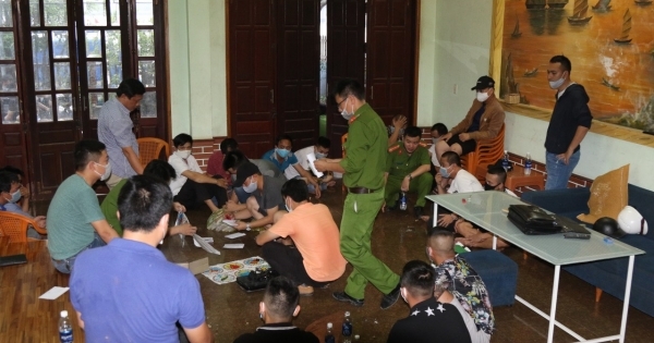 Bắt "ổ nhóm" cờ bạc đang sát phạt nhau bằng hình thức cua bầu ở Quảng Bình
