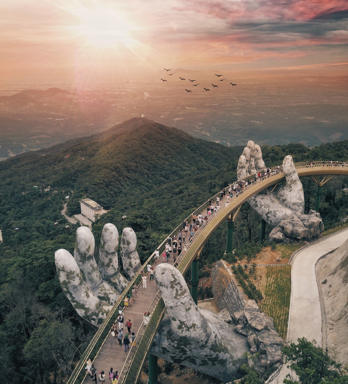 Trước đó, Nhật báo nổi tiếng nước Anh, The Guardian vinh danh Cầu Vàng trong “top 10 cây cầu có kiến trúc độc đáo và đẹp nhất thế giới”. (Ảnh: Jason Goh)