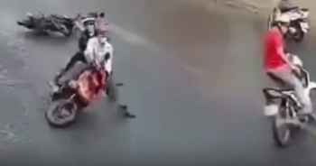 Video hàng loạt xe máy đang chạy bất ngờ ngã nhào ra đường