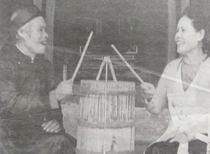 Nghệ nhân Nguyễn Hữu Bổn đang hát một làn điệu cùng với “bạn diễn” là vợ ông. Ảnh: Hà Châu.