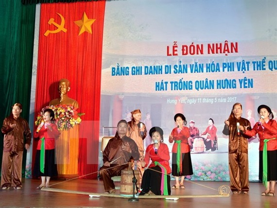 Tiết mục biểu diễn của Câu lạc bộ trống quân xã Dạ Trạch, huyện Khoái Châu. Ảnh: Mai Ngoan/TTXVN