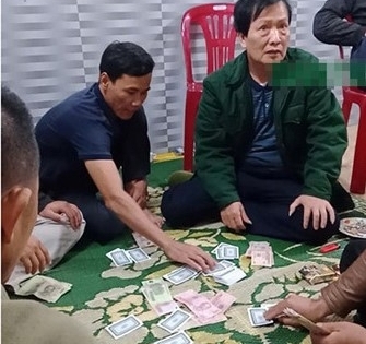 Hà Tĩnh: Tạm đình chỉ Chủ tịch xã ngồi trên chiếu bạc giữa đại dịch