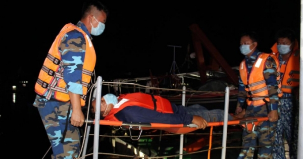 Bộ Tư lệnh Vùng cảnh sát biển 4 cấp cứu ngư dân gặp nạn