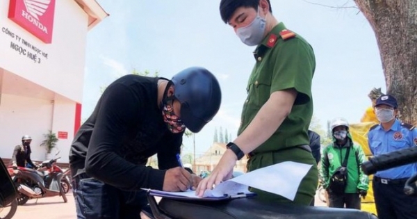 Lâm Đồng: Hai thanh niên không đeo khẩu trang phòng dịch, đạp vào người CSGT