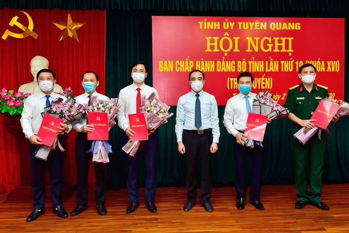 Bí thư Tỉnh ủy Tuyên Quang Chẩu Văn Lâm trao quyết định và chúc mừng các tân Ủy viên Ban Chấp hành Đảng bộ tỉnh (Ảnh: Báo Chính phủ).
