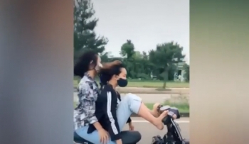 Nữ sinh đầu trần điều khiển xe máy bằng 2 chân