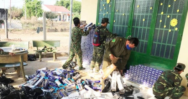 Phát hiện hàng nghìn gói thuốc lá ngoại được cất giấu trên cánh đồng ở Tây Ninh
