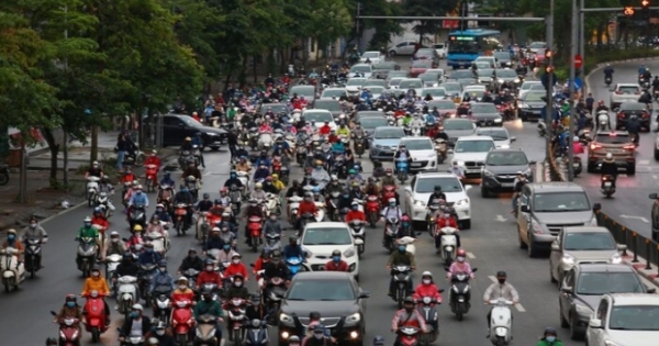 Hà Nội: Đường phố nhộn nhịp trở lại sau hơn 20 ngày cách ly xã hội