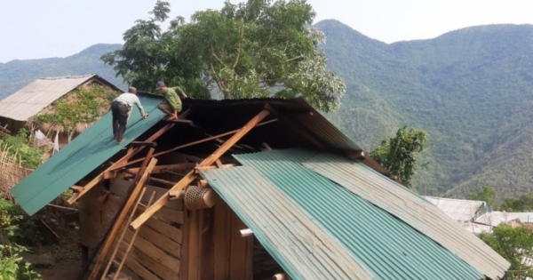 Nhiều bản làng ở Nghệ An bị lốc xoáy kinh hoàng tàn phá