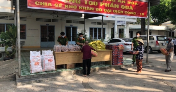TP Biên Hòa: Công an phường An Hòa trao quà cho người dân khó khăn