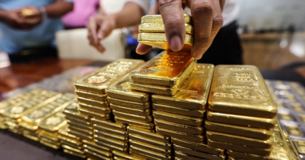 Giá vàng hôm nay 26/4: Vàng thế giới trụ ở đỉnh 8 năm, vàng trong nước hướng đến mốc 50 triệu/lượng