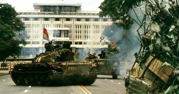 Hào hùng khoảnh khắc đội hình xe tăng tiến vào giải phóng Sài Gòn