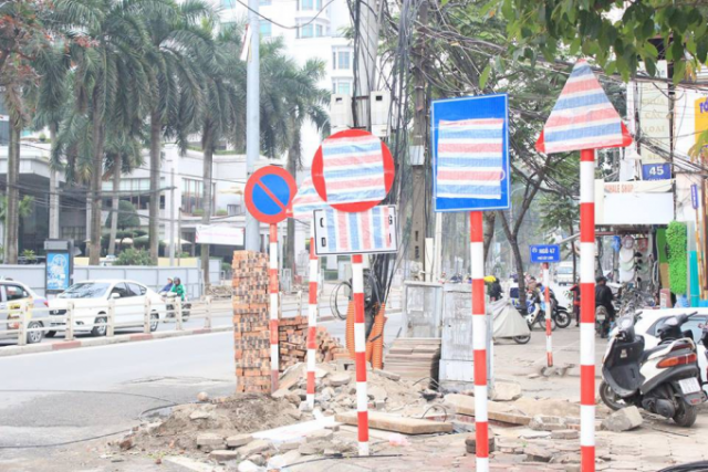 Hà Nội: Dỡ bỏ hàng loạt các biển báo, đèn tín hiệu giao thông không phù hợp