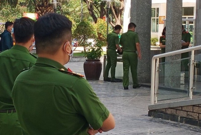 Cảnh sát có mặt tại chung cư Saigon News chiều 28/4. Ảnh Tiền phong.