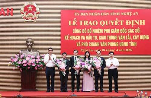 Lãnh đạo UBND tỉnh Nghệ An tặng hoa chúc mừng các đồng chí được bổ nhiệm.