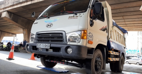 CSGT xử phạt tài xế chở hàng quá trọng tải gần 300%