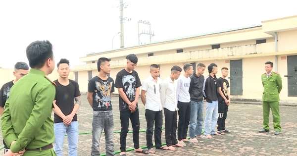 Hưng Yên: Nhóm thanh niên "choai" chửi bới, hò hét, đánh nhau ngay khu vực cổng Đền
