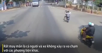 Video: Pha bốc đầu xe máy giữa ngã tư khiến nam thanh niên nhận cái kết bầm dập