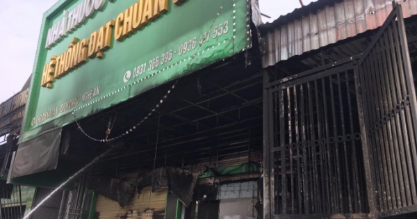 Ki ốt trong chợ ở Nghệ An bốc cháy dữ dội