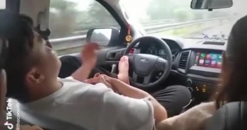 Clip: Hoảng hồn cảnh tài xế ôm tay bạn gái, dùng chân lái xe đi tốc độ cao trên cao tốc
