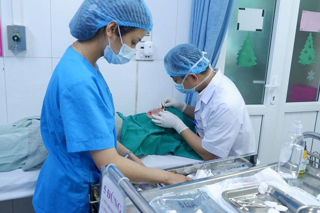 Bác sĩ Bệnh viện E xử lý một ca biến chứng sau phẫu thuật thẩm mỹ tại cơ sở “chui”.