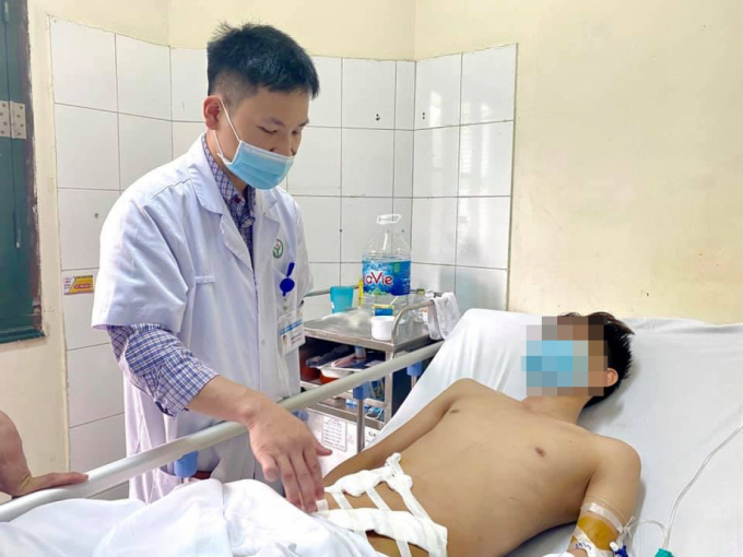 Bác sĩ Nguyễn Hữu Thảo thăm khám cho bệnh nhân H. sau phẫu thuật - Ảnh: BVCC