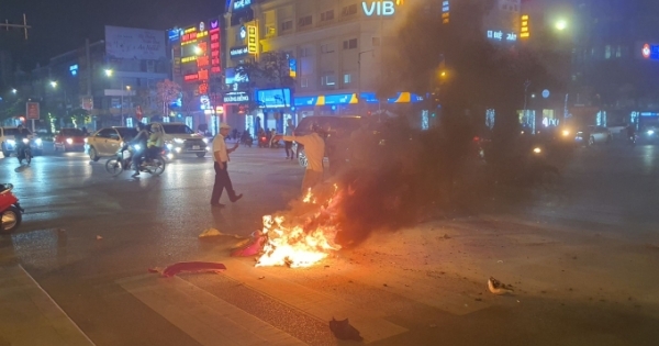 Xe máy bốc cháy sau tai nạn giao thông tại Nghệ An