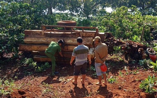 Đắk Nông: Lật xe máy cày trong vườn cà phê, 3 người thương vong
