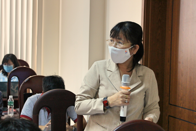 bà Nguyễn Thị Thu Cúc – Phó Trưởng ban Tuyên giáo Tỉnh ủy trả lời câu hỏi của báo chí.