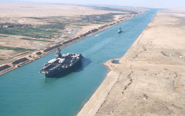 Kênh đào Suez lại ùn tắc vì một tàu dầu lại mắc cạn