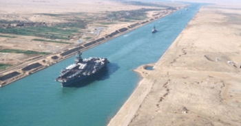 Kênh đào Suez lại ùn tắc vì một tàu dầu lại mắc cạn