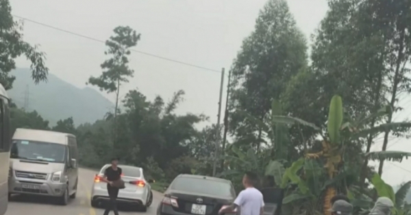 Quảng Ninh: Nhóm đối tượng tạt đầu xe, đập phá phương tiện và hành hung vợ chồng tài xế đi cùng chiều