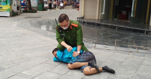 Hà Nội: Khống chế đối tượng nghi “ngáo đá” tấn công người đi đường