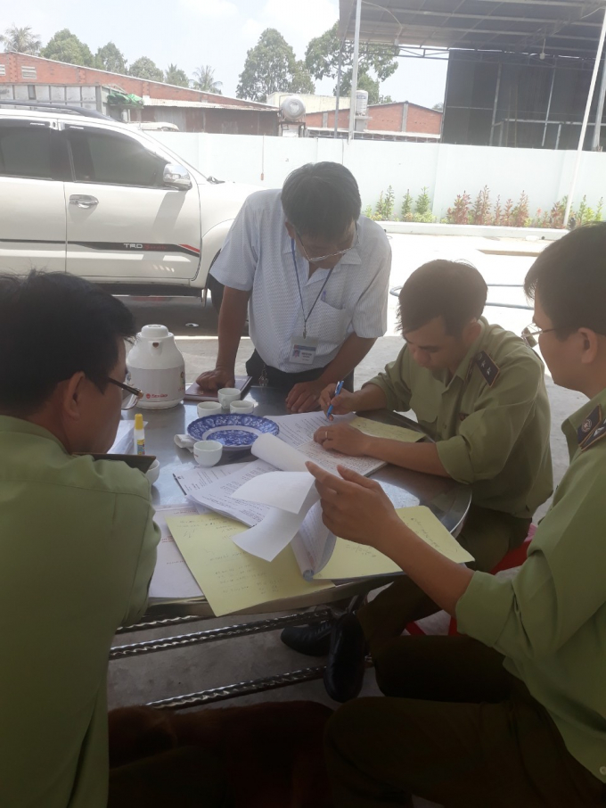 Lực lượng chức năng làm việc với Chi nhánh Công ty TNHH MTV Huỳnh Công Minh. Ảnh Cục QLTT Tây Ninh