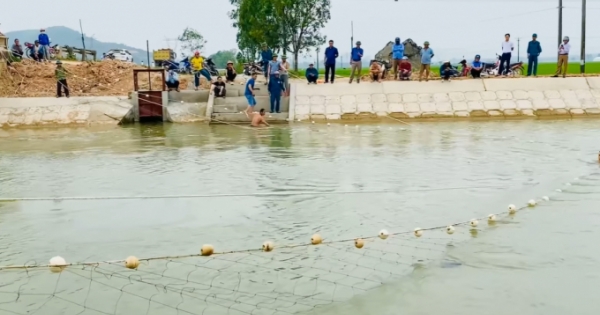 Cả trăm người giăng lưới, quét sông Đào tìm thi thể học sinh lớp 6 bị nước cuốn