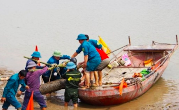 Quảng Ninh: Bàng hoàng phát hiện quả bom nặng hàng trăm kg bên bờ sông