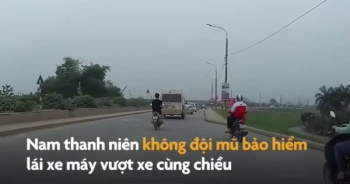 Video: Người đàn ông đi xe máy vượt ẩu, bị ô tô con "húc" trực diện