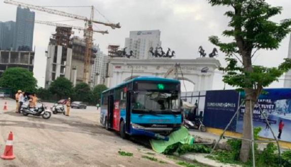 Hà Nội: Xe buýt lao lên vỉa hè "tông" chết người đi bộ