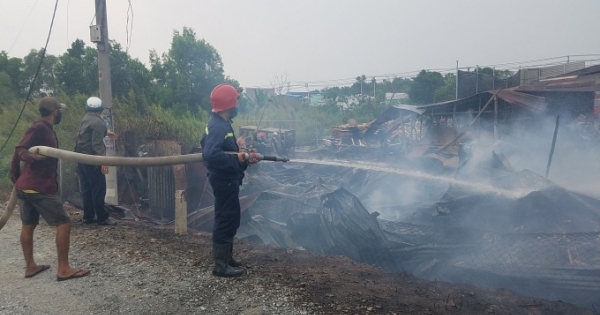 Cháy xưởng gỗ rộng hàng trăm mét vuông ở TP HCM