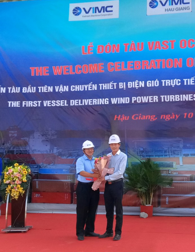 ông Mai Lê Lợi – TGĐ Công ty CP Vinalines Logistics Việt Nam chúc mừng tàu đã cặp cảng.