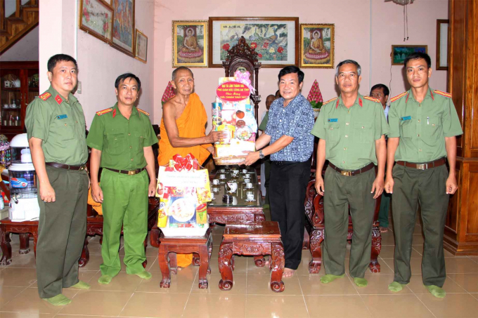 Đoàn công tác Công an tỉnh thăm, chúc Tết Chol Chnăm Thmây và tặng quà cho Thượng tọa Chau Ty – Trụ trì Chùa Soài So