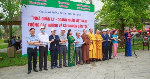 CLB Báo chí Phú Thọ tại Hà Nội phối hợp với một số đơn vị trồng cây tại Đền Hùng hướng về ngày Giỗ Tổ Hùng Vương
