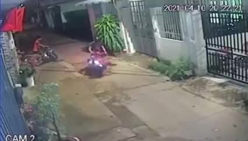 Video: Rợn người cảnh cháu bé lao sang đường bị xe máy húc trực diện bất tỉnh