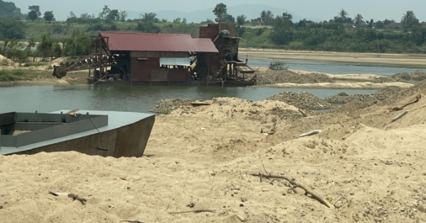 Phú Yên: Người dân kêu cứu vì xe ben chở cát “cày nát” đường liên thôn