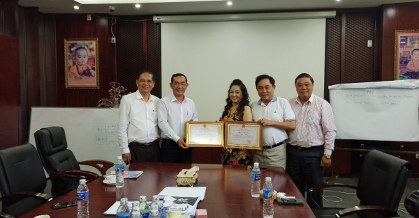 Chủ tịch UBND tỉnh Bến Tre trao bằng khen cho vợ chồng doanh nhân Huỳnh Uy Dũng “lò vôi”