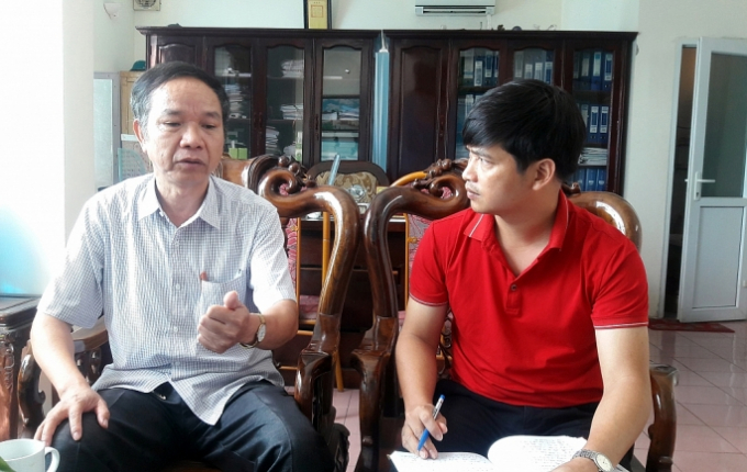 Ông Hồ Đình Tùng (bên trái) thời điểm kể lại việc bị quay clip lúc doanh nghiệp đưa tiền vào tháng 5/2020.