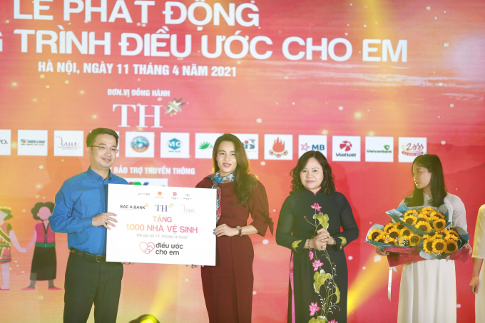 Bà Trần Thị Như Trang, Giám đốc Quỹ Vì Tầm Vóc Việt thay mặt Quỹ, Tập đoàn TH và BAC A BANK trao biển tặng 1.000 nhà vệ sinh cho chương trình Điều ước cho em.