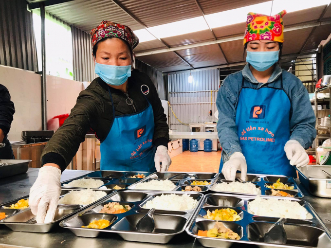 Bữa ăn trưa bán trú tại trường tiểu học Tô Múa (Vân Hồ, Sơn La) theo Mô hình điểm Bữa ăn học đường đang được Bộ Giáo dục và Đào tạo triển khai tại 10 tỉnh thành trên cả nước, với sự đồng hành của Tập đoàn TH.