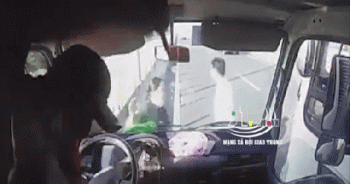 [Clip]: Tài xế ô tô tải bị người đàn ông lao qua cửa kính, dùng vật nhọn đâm túi bụi vào người
