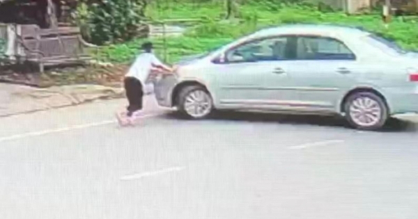 Video thót tim cảnh bé gái chặn trước đầu xe ô tô của kẻ mua 2 két bia không trả tiền rồi bỏ chạy